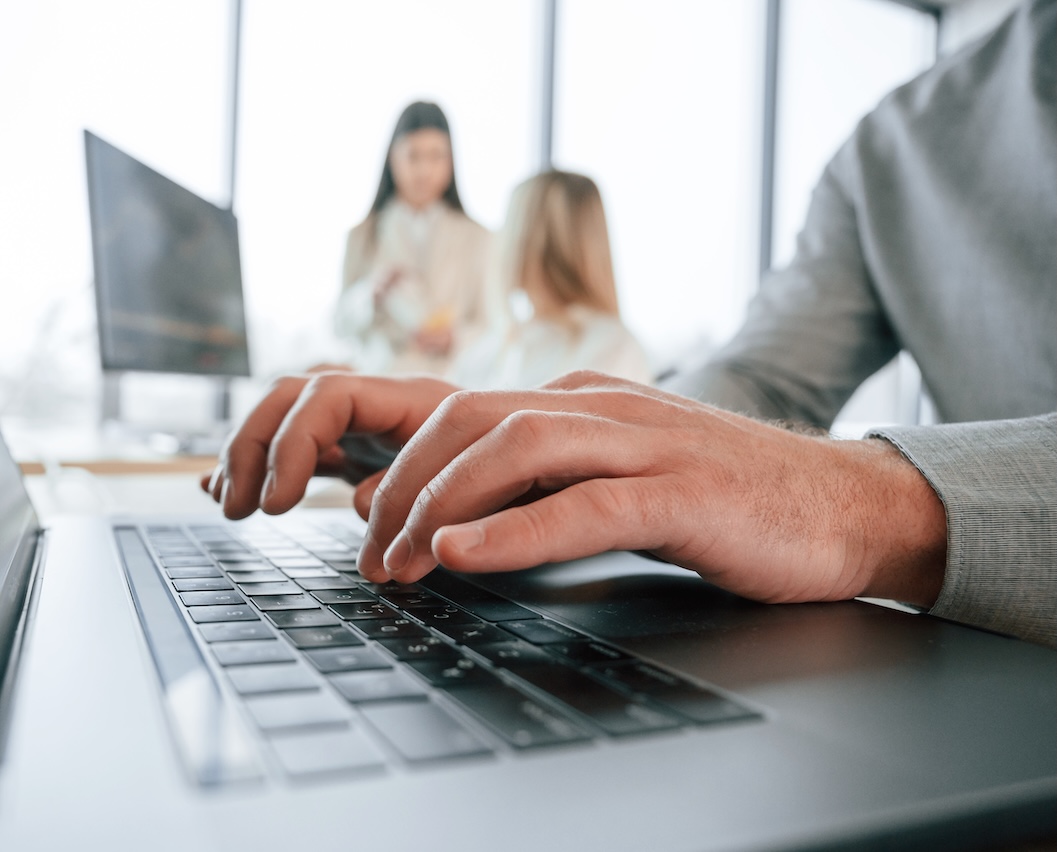 Personen, die eine Content-Strategie entwickeln