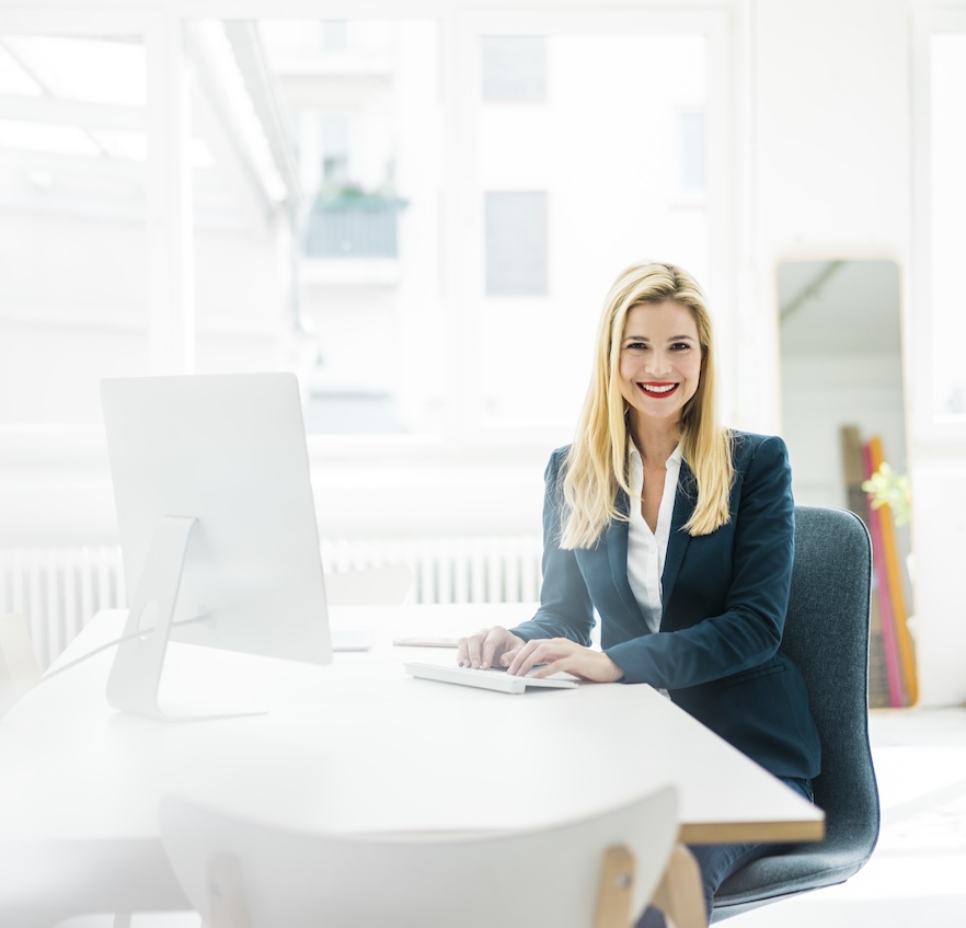 Frau arbeitet an digitaler PR